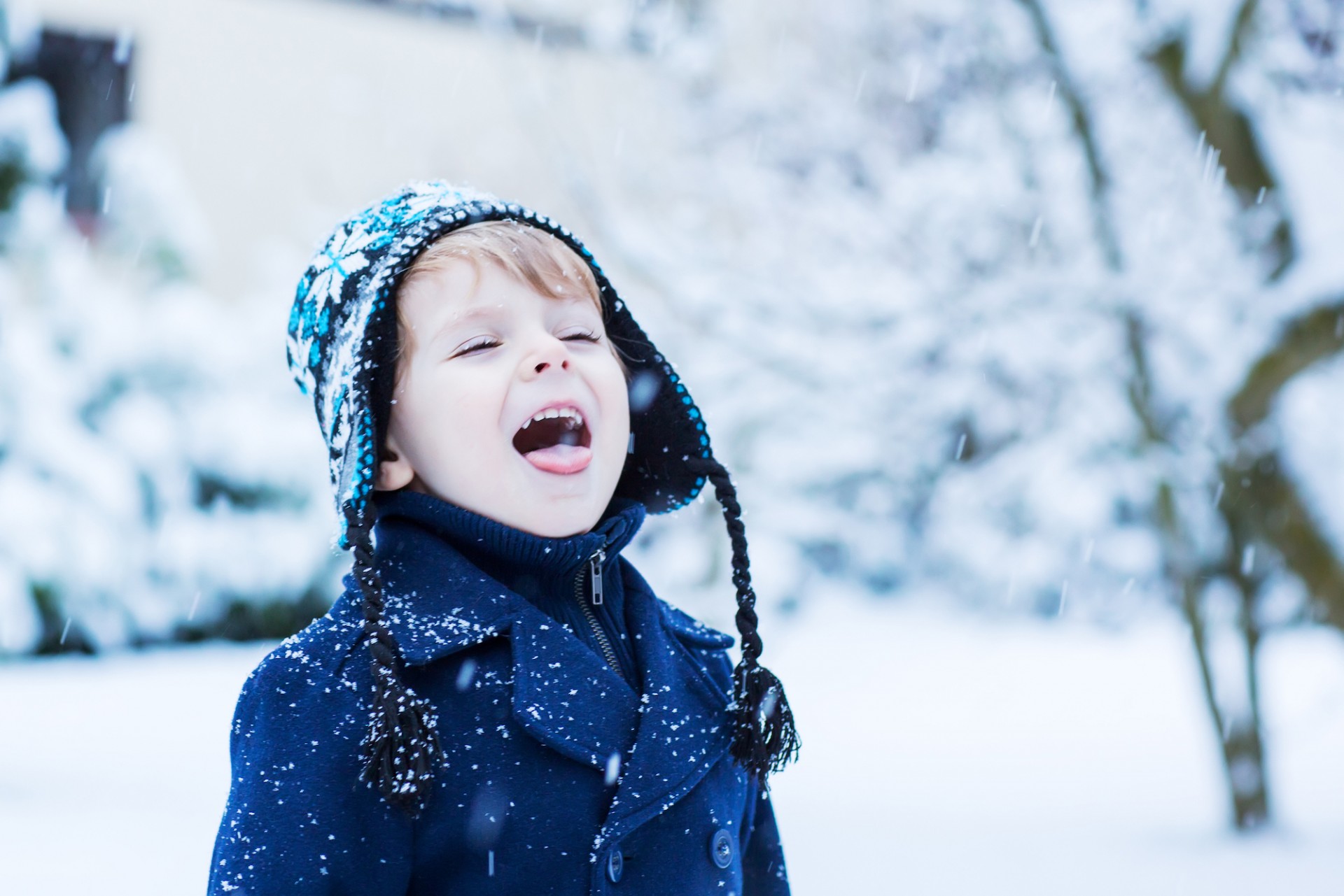 Cold day. Зимние добрые дела. Зимние дела. Catching snowflakes. A child looks at a Snowflake beautiful photos.